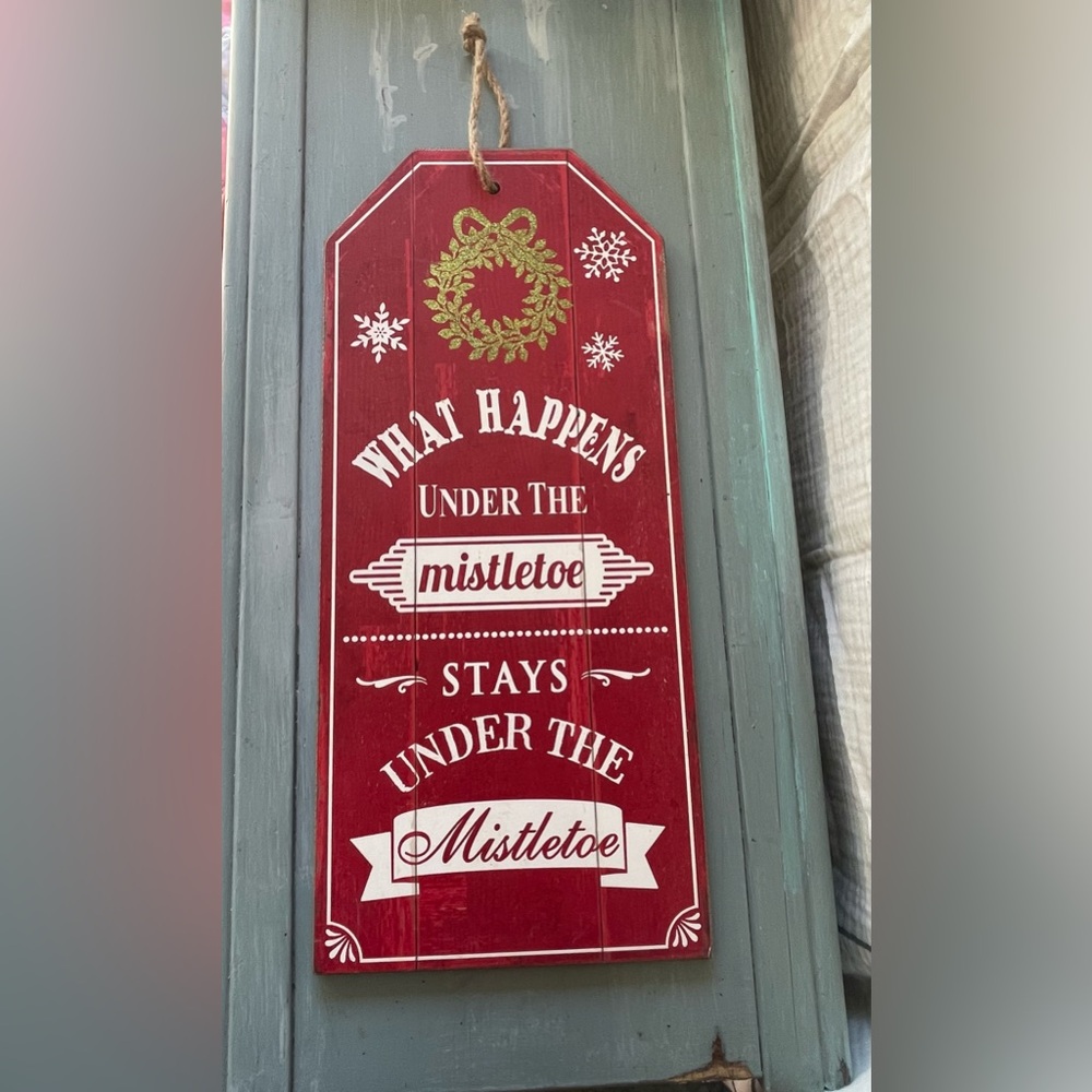 Mistletoe hanging sign x-mas